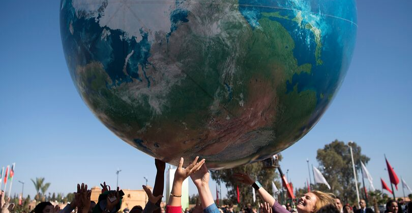 Cúpula do Clima - Jovens segurando o globo