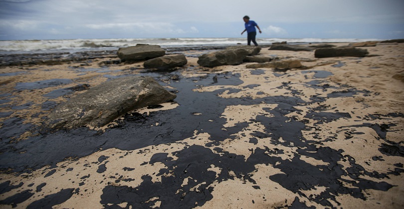 Manchas de petróleo na praia