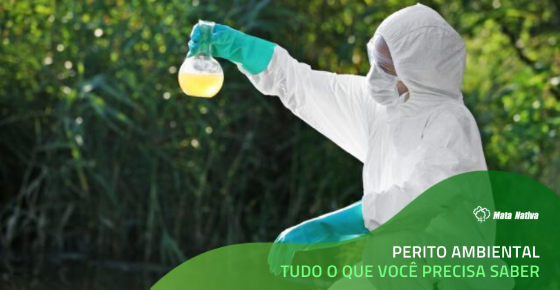 perito ambiental - Homem analisando água em rio